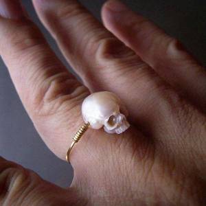 使用珍珠雕刻成非常个性简约的骷髅饰品