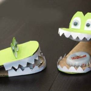 使用硬纸板和金属瓶盖制作个性的幼儿鳄鱼玩具