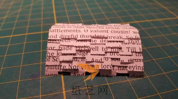 上面的顶棚就可以用纸板来制作,然后用剪成小片的纸张作为瓦片