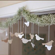 满天星与纸制小鸟妆点典雅婚礼纸艺花环装饰